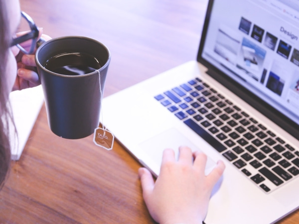 华途财务咨询公司员工在办公